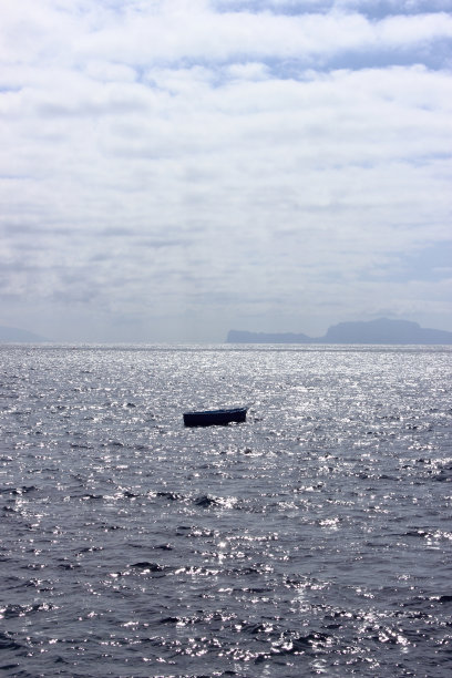 海面上日落时的小船图片下载