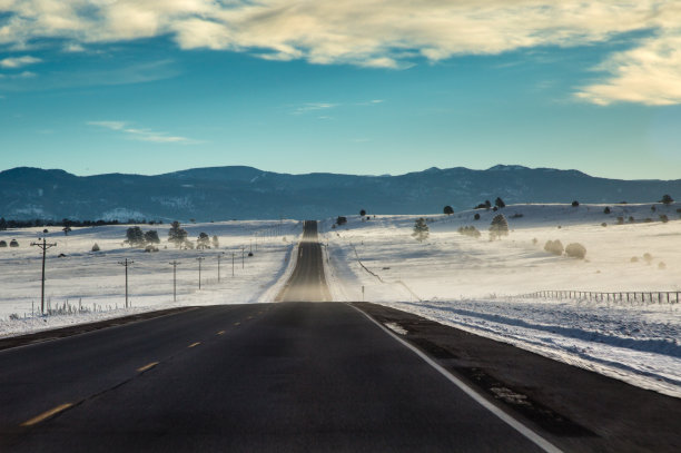 空的冬季道路图片下载