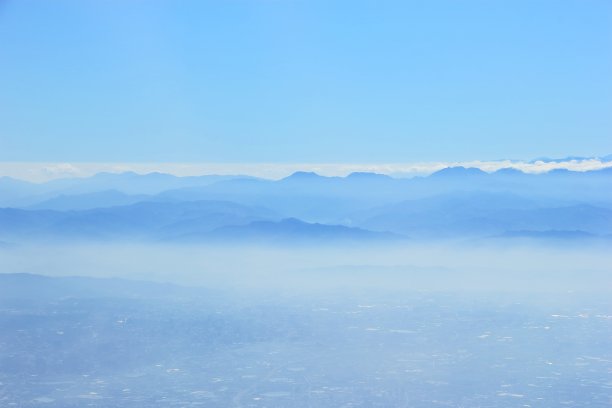 城市和山在雾中图片下载