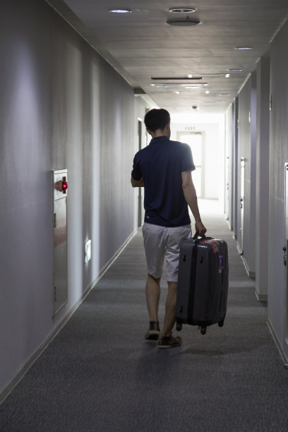 ホテルに着いた男性图片下载