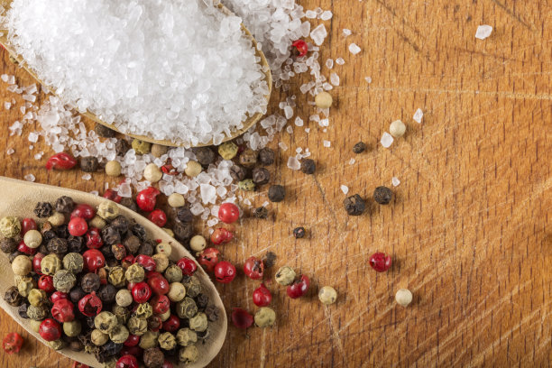 木勺加海盐和胡椒粒图片下载
