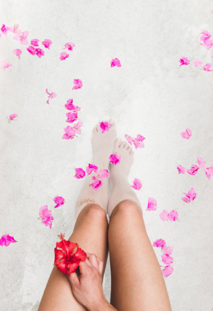 女人放松在圆形户外沐浴热带鲜花，有机皮肤护理，豪华水疗酒店，生活方式照片图片下载