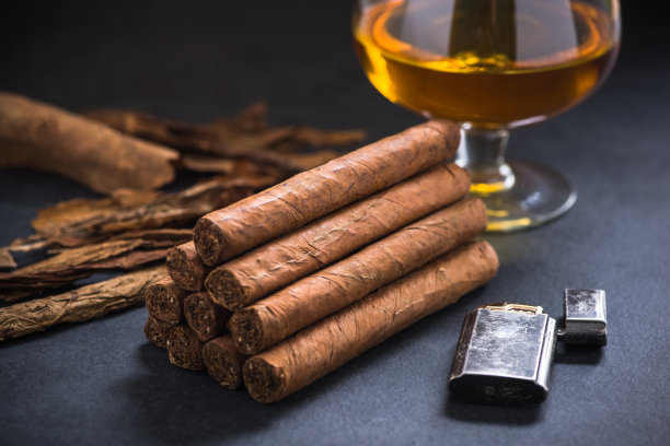 许多古巴雪茄和干邑白兰地混在一起图片下载