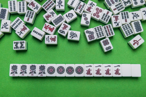 充满绿色背景的麻将牌游戏图片下载