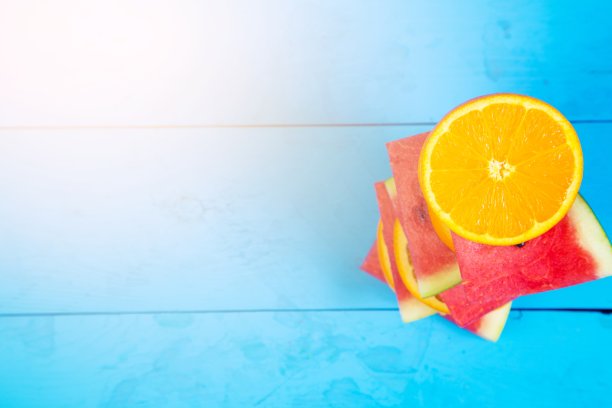 西瓜，橙子在木材背景图片下载