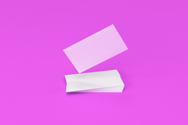 白色空白名片模型上的紫色背景图片下载