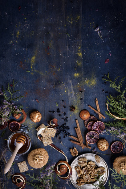 面包房背景，新鲜的糕点和配料在蓝色木制桌子上。东方的心情。前视图。图片下载