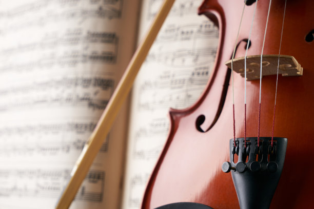 特写照片的古董小提琴与弓和音符。图片下载