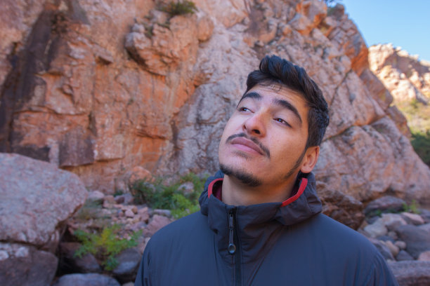 好奇心和冒险精神的男性图片下载