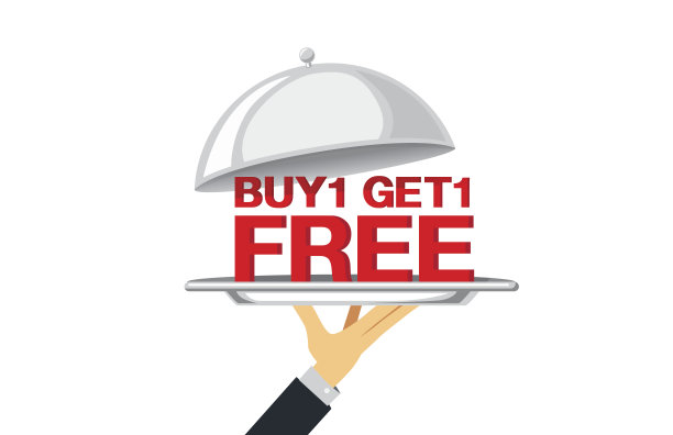 拿着写着买一送一字样的银盘。图片下载
