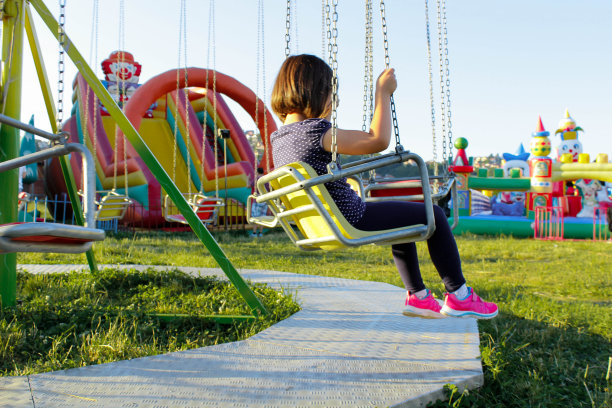 小女孩在旋转木马上玩得很开心图片下载
