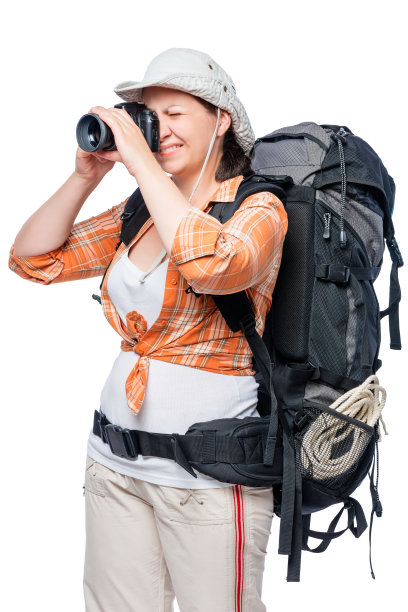 女游客背着背包在相机上拍照，肖像孤立图片下载