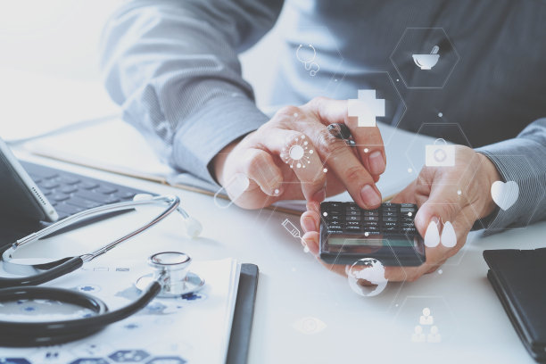 医疗成本和费用概念。聪明的医生用计算器计算现代医院的医疗费用图片下载