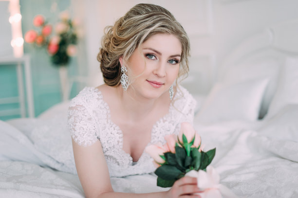 新娘肖像花装饰，工作室照片。美丽新娘肖像婚礼化妆和发型，时尚新娘模特珠宝和美丽女孩的脸，华丽的美丽新娘，工作室，鲜花系列图片下载