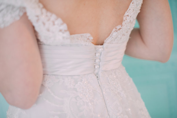 新娘肖像花装饰，工作室照片。美丽新娘肖像婚礼化妆和发型，时尚新娘模特珠宝和美丽女孩的脸，华丽的美丽新娘，工作室，鲜花系列图片下载