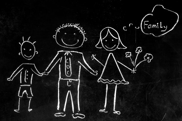 用粉笔在这个家庭的黑色背景上画画图片下载