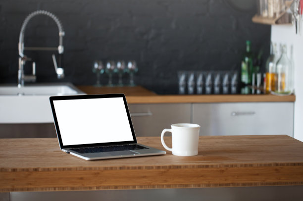 工作的地方。特写俯视图舒适的工作场所在办公室与木桌子和笔记本电脑躺在上面。图片下载