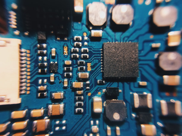 带处理器的电子电路板，特写。图片下载