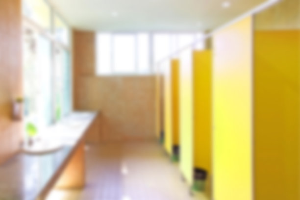 空的公共厕所的模糊图像图片下载