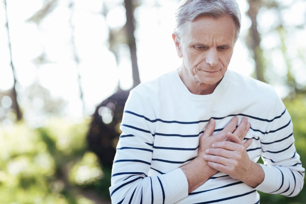 在户外心脏病发作的退休老人图片下载