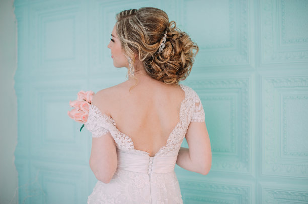 新娘肖像花装饰，工作室照片。美丽新娘肖像婚礼化妆和发型，时尚新娘模特珠宝和美丽女孩的脸，华丽的美丽新娘，工作室，鲜花系列图片下载