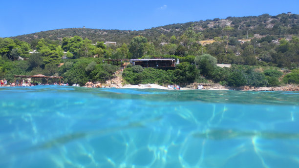 图片来自阿提卡，希腊，马拉那斯的阿吉亚滨海海滩，在一个夏天的早晨，碧绿的海水图片下载