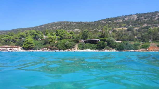 图片来自阿提卡，希腊，马拉那斯的阿吉亚滨海海滩，在一个夏天的早晨，碧绿的海水图片下载