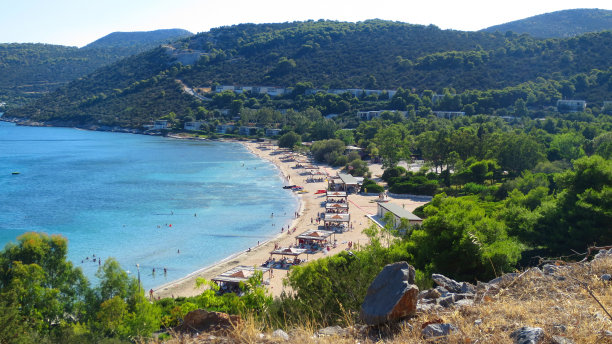 图片来自阿提卡，希腊，马拉那斯的阿吉亚滨海海滩，在一个夏天的早晨，碧绿的海水图片下载