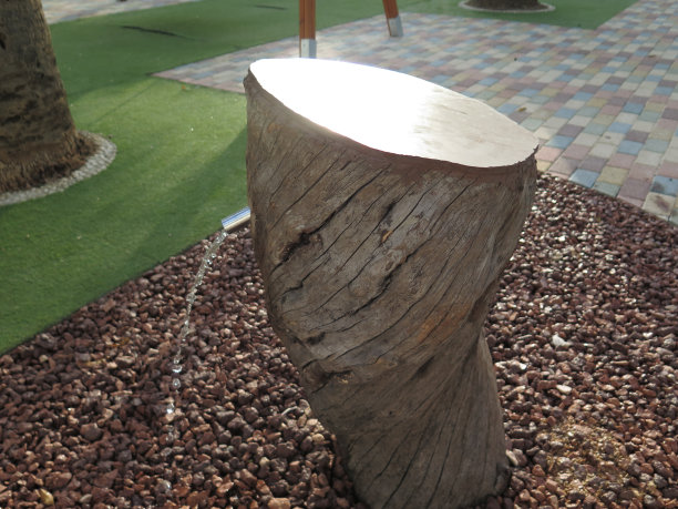 木制树桩喷泉图片下载