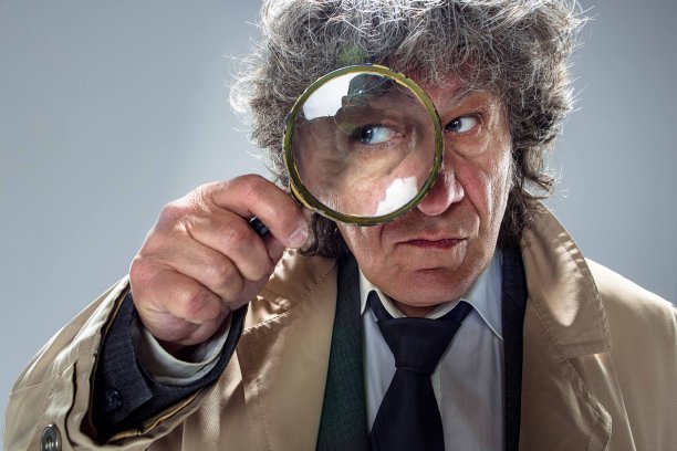 资深男子作为侦探或黑手党老板灰工作室的背景图片下载