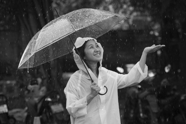 雨中快乐的女人图片下载