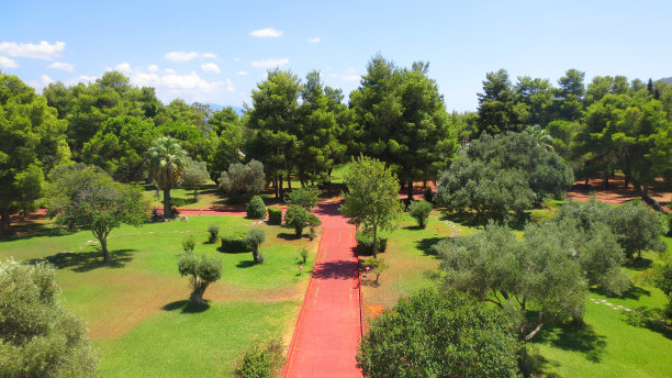 图片来自阿提卡，希腊，马拉那斯的阿吉亚滨海海滩，在一个夏天的早晨，碧绿的海水图片下载