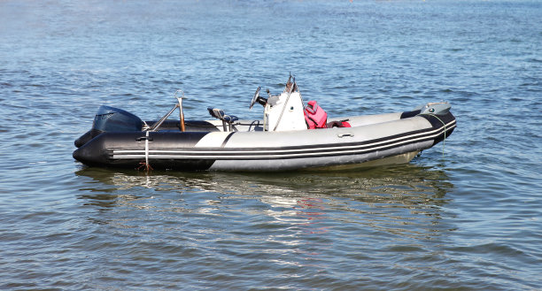 空橡胶摩托艇站在水上背景图片下载