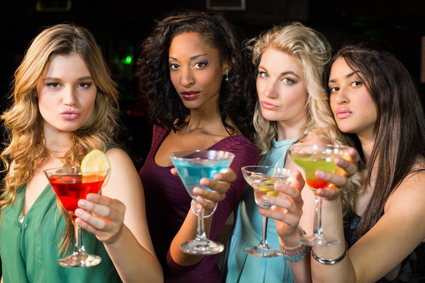 朋友喝酒的照片图片下载