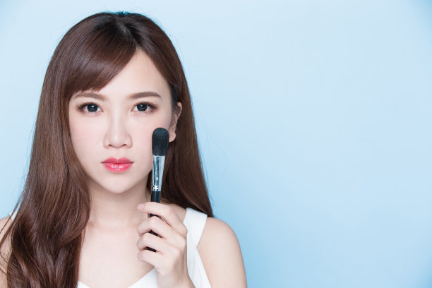 女人拿化妆刷素材图片