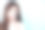 女人拿化妆刷素材图片