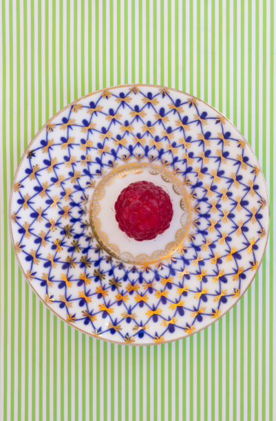 白绿色背景上的茶托上的覆盆子图片下载