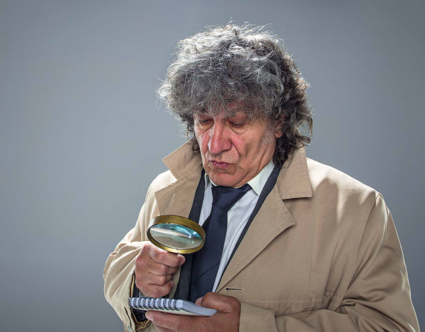 资深男子作为侦探或黑手党老板灰工作室的背景图片下载