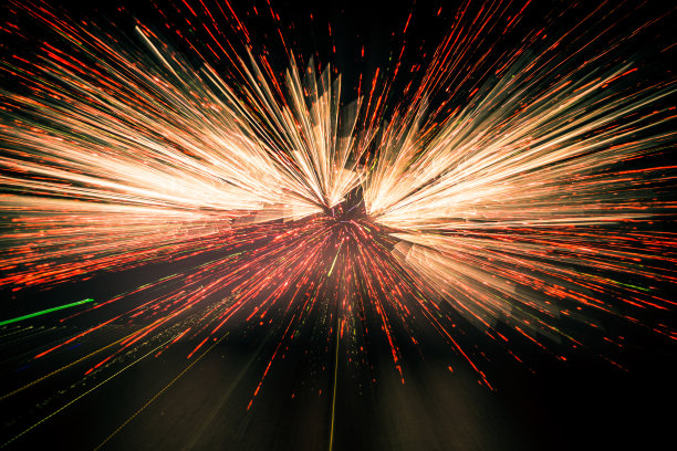 抽象的，模糊的，散景式的彩色照片的烟花上面的河图片下载