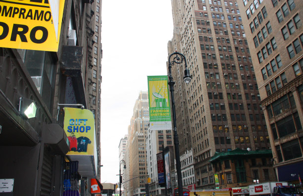 美国，纽约——2012年7月27日:纽约曼哈顿的街道图片下载