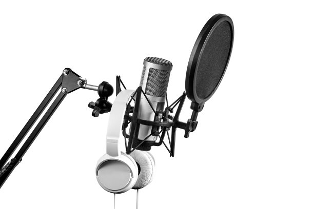 专业的录音室麦克风附在震动座上，隔离在白色背景上图片下载