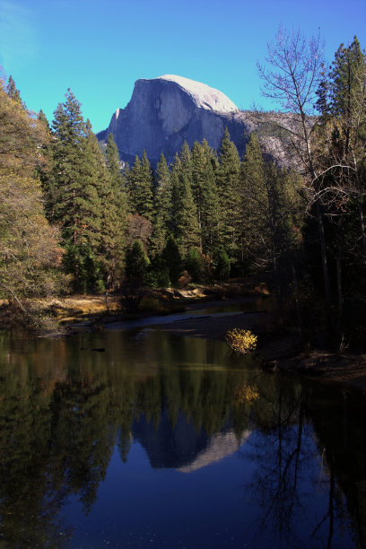 从森提纳尔桥到约塞米蒂国家公园的半圆顶图片下载