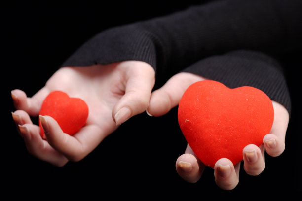 双手牵着两颗心图片下载