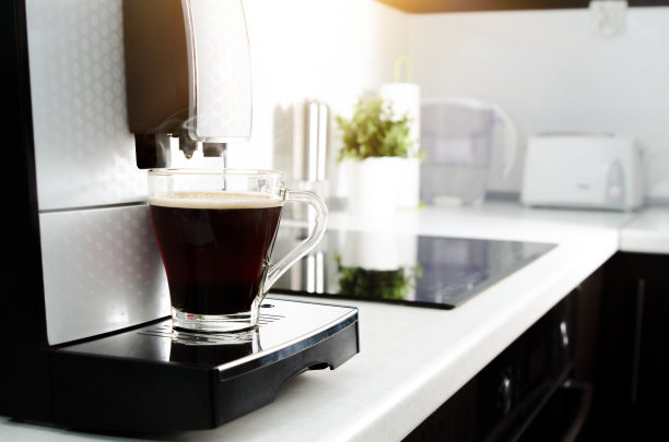 咖啡机里的黑咖啡图片下载