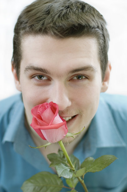 拿着玫瑰的年轻人图片下载