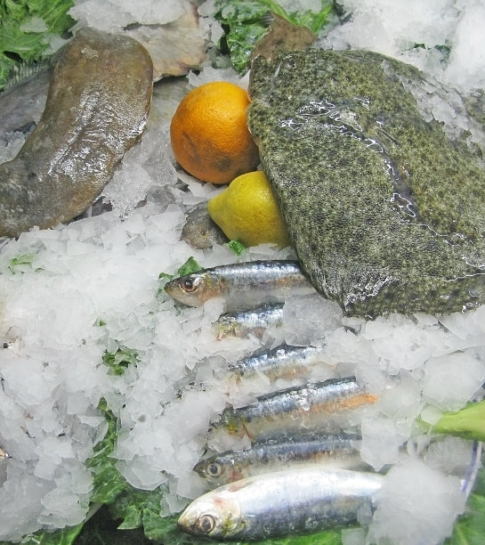 餐馆橱窗里陈列着冰鱼和水果。图片下载