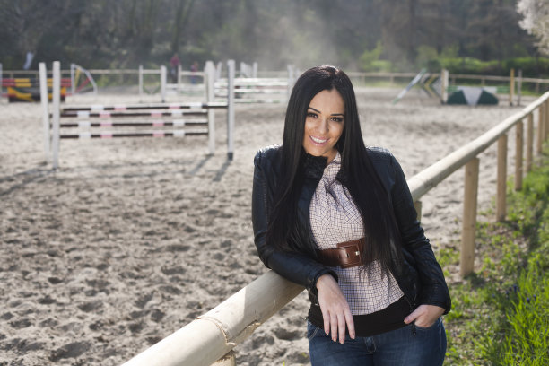 在马道上的女人图片下载