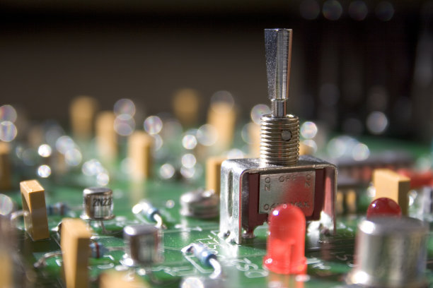 带有开关、LED和电容器的电路板图片下载