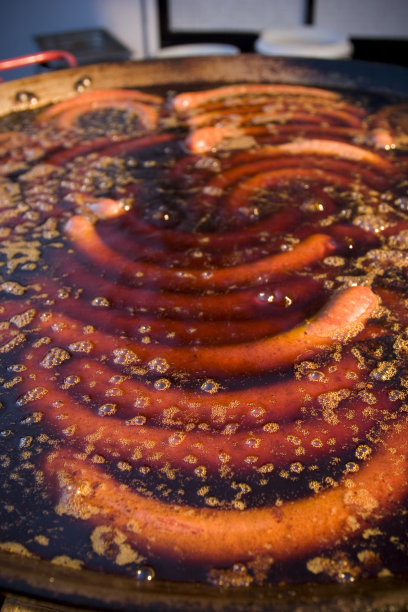 香肠热狗在大桶里沸腾图片下载