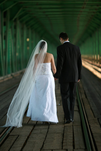 一对迷人的夫妇在老桥上图片下载